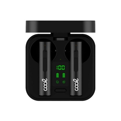 Fones de ouvido sem fios pretos com estojo preto e display LED verde