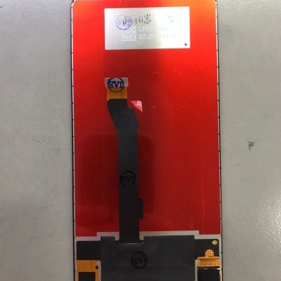 Ecrã vermelho de smartphone com cabo flexível preto e etiquetas em fundo cinza