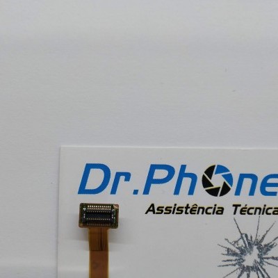 Conector flexível castanho com pinos dourados sobre cartão Dr.Phone