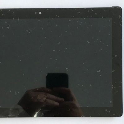 Ecrã de tablet preto riscado com cartão de visita da Dr Phone ao lado