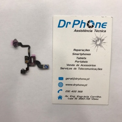 Componente eletrónico flexível ao lado de cartão de visita Dr Phone em fundo branco