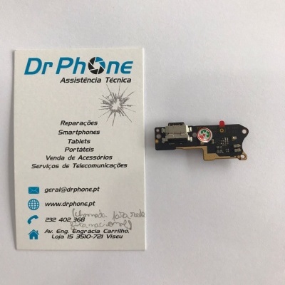 Placa eletrónica pequena com porta USB ao lado de cartão de visita da Dr Phone