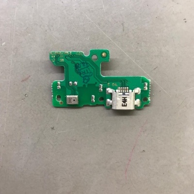 Placa eletrónica verde com componentes e conector branco
