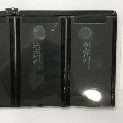 Bateria preta tripla e cartão de visita Dr Phone em fundo branco