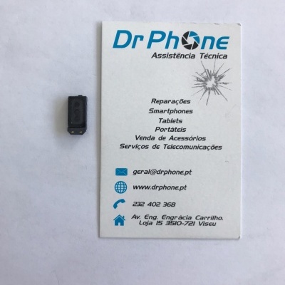 Peça eletrónica preta junto a cartão de visita da Dr Phone Assistência Técnica