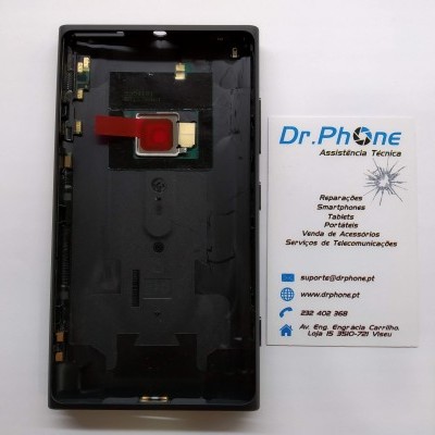 Parte traseira de smartphone com etiqueta vermelha e cartão Dr. PHONE Assistência Técnica