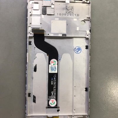 Parte traseira interna de smartphone prateada com etiquetas e códigos QR