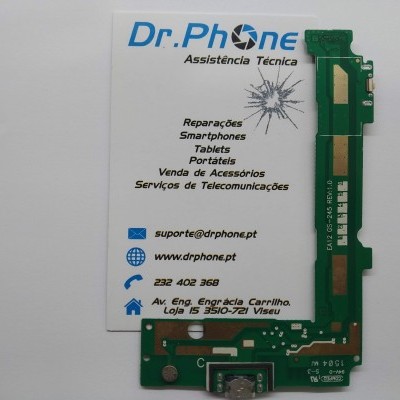 Placa eletrônica verde sobre cartão de visita da empresa de assistência técnica Dr. Phone