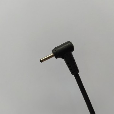 Cabo preto com conector em ângulo de 90 graus e ponta metálica