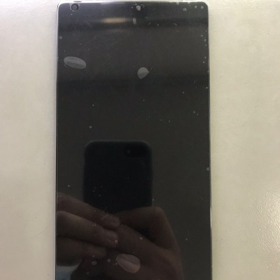 Tablet preto com ecrã refletor e manchas