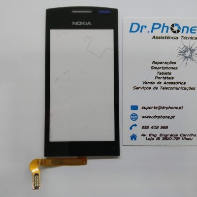Ecrã frontal preto do telemóvel Nokia ao lado de cartão de visita com serviços técnicos