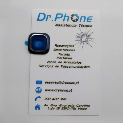 Lente azul metálica quadrada em cima de cartão de visita da Dr.Phone Assistência Técnica