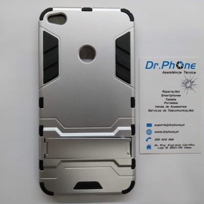 Capa protetora prateada para tablet com detalhes pretos ao lado de cartão de visita da Dr.Phone