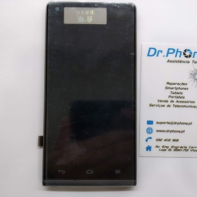 Smartphone preto riscado ao lado de cartão de visita da Dr.Phone em fundo branco