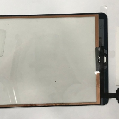 Ecrã tátil para tablet com moldura preta e cartão de visita da empresa Dr Phone