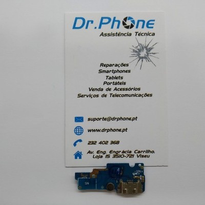Cartão de visita da Dr. Phone com contactos e serviços técnicos sobre peça eletrónica azul.