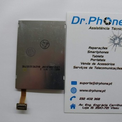 Bateria metálica com conector plano ao lado de cartão da Dr.Phone assistência técnica.