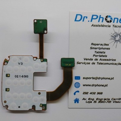 Peça eletrónica flexível com componentes verdes e brancos ao lado de cartão de visita Dr.Phone.