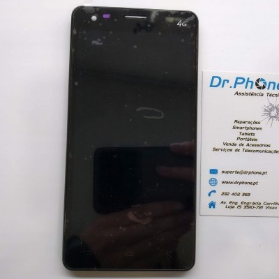 Telemóvel preto com ecrã apagado e cartão de assistência técnica da Dr.Phone