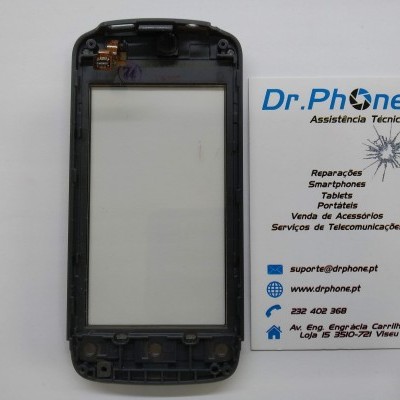 Smartphone desmontado com cartão de visita da Dr.Phone