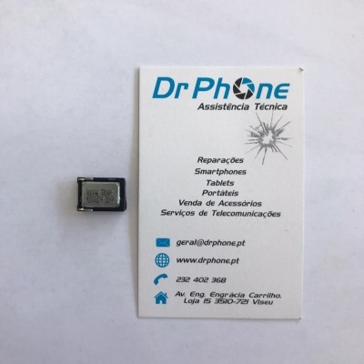 Peça eletrónica pequena ao lado de cartão de visita da DrPhone Assistência Técnica