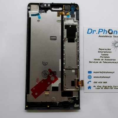 Mostrador de telemóvel desmontado ao lado de cartão de visita de assistência técnica