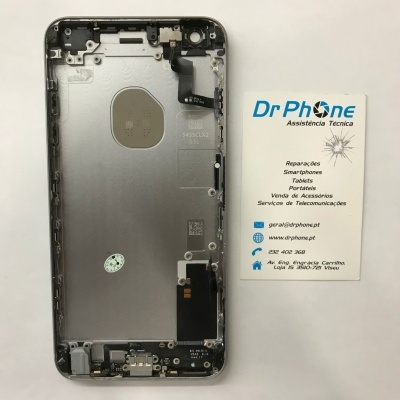 Carcaça traseira de smartphone metálica com cartão de visita da Dr Phone na superfície clara