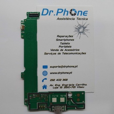 Placa eletrónica verde com contacto USB sobre cartão de visita branco de assistência técnica Dr.Phone