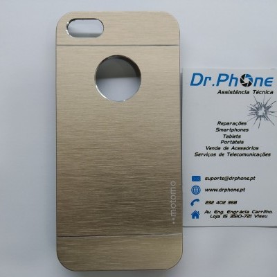 Capa dourada para smartphone com textura metálica e cartão de visita técnico