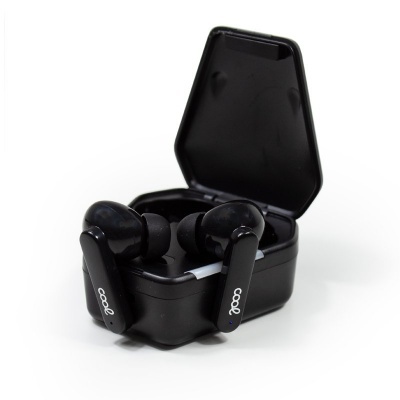 Auriculares sem fios pretos com estojo de carregamento preto aberto