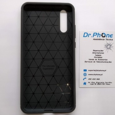 Capa de telemóvel preta com padrão de triângulos e cartão de visita da Dr.Phone