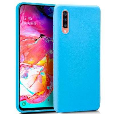 Smartphone com capa azul e ecrã colorido mostrando data e hora