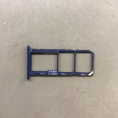 Bandeja azul para cartões SIM e TF com texto branco sobre superfície cinza