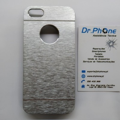 Capa prateada texturizada com recortes para smartphone junto a cartão técnico