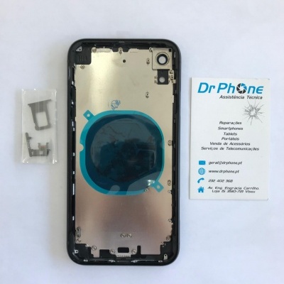 Parte traseira de smartphone desmontado com peças e cartão de assistência técnica