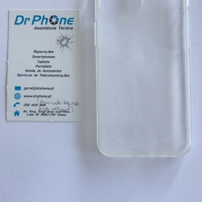 Capa transparente para smartphone ao lado de cartão de visita DrPhone