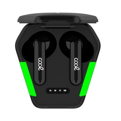 Fones de ouvido sem fios pretos com detalhes verdes na caixa de carregamento e texto 'cool' nos auriculares