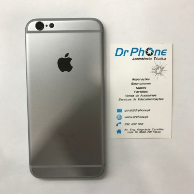 Smartphone Apple iPhone prata com cartão de visita da empresa Dr Phone