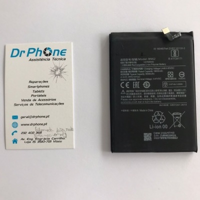 Bateria preta de iões de lítio para telemóvel com cartão da empresa Dr Phone ao lado