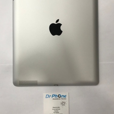 Tablet Apple prateado com cartão Dr Phone em fundo branco