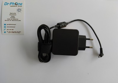 Carregador preto com cabo enrolado ao lado de cartão de visitas da Dr Phone