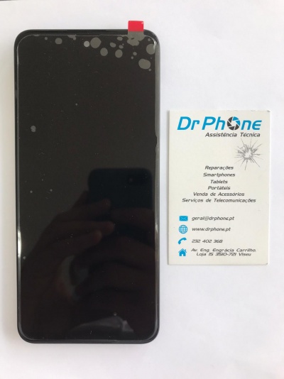 Ecrã de smartphone preto acompanhado por cartão de visita da Dr Phone Assistência Técnica