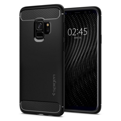 Capa protetora preta para smartphone com textura e smartphone com ecrã ligado mostrando a hora 02:45
