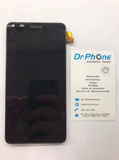 Ecrã de smartphone Microsoft preto ao lado de cartão de assistência técnica Dr Phone