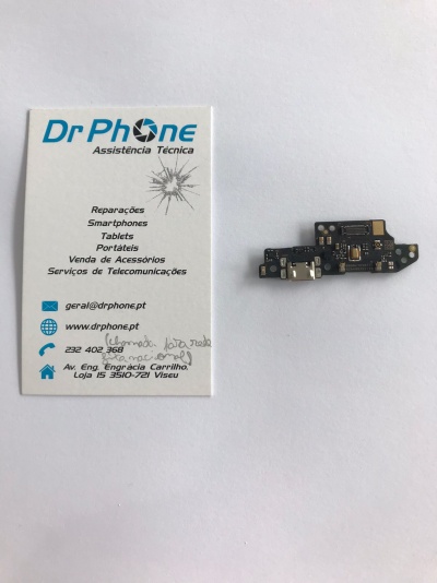 Cartão de visita Dr Phone e peça eletrónica preta com conector USB