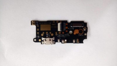 Placa eletrónica preta com porta USB tipo C num fundo branco