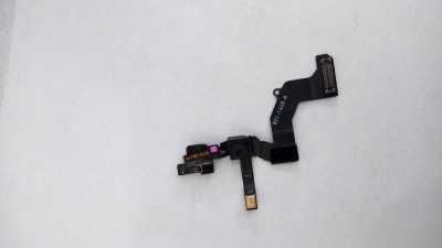 Peça eletrónica preta com chip dourado sobre fundo branco