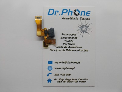 Componente eletrónica sobre cartão de visita Dr.Phone com texto em português.