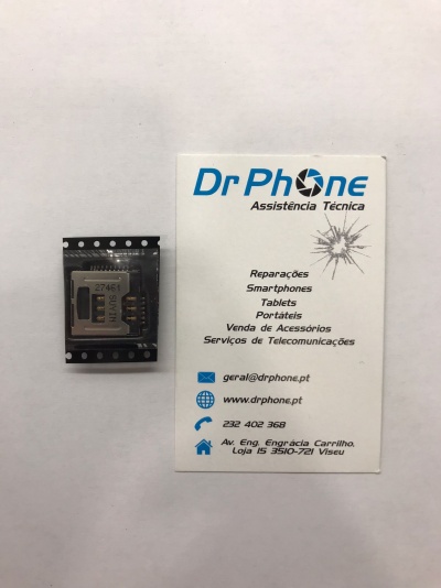 Peça eletrónica em fita preta ao lado de cartão de visita Dr Phone