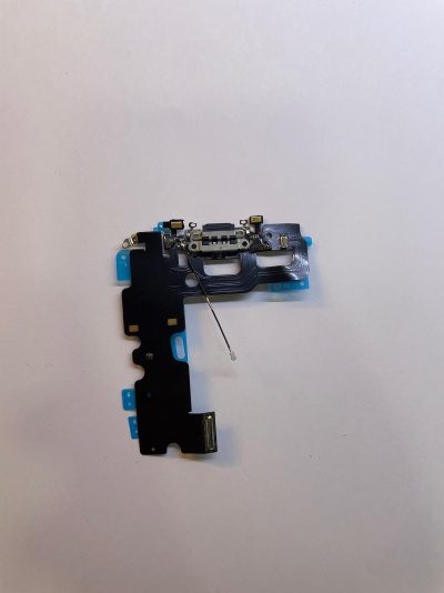 Componente eletrónico circuito flexível preto com pequenas peças metálicas e plásticas